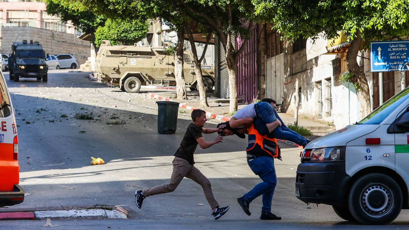 Un médico traslada a un heridos durante los enfrentamientos de este jueves en Nablús, Cisjordania. Foto: Zain Jaafar / AFP