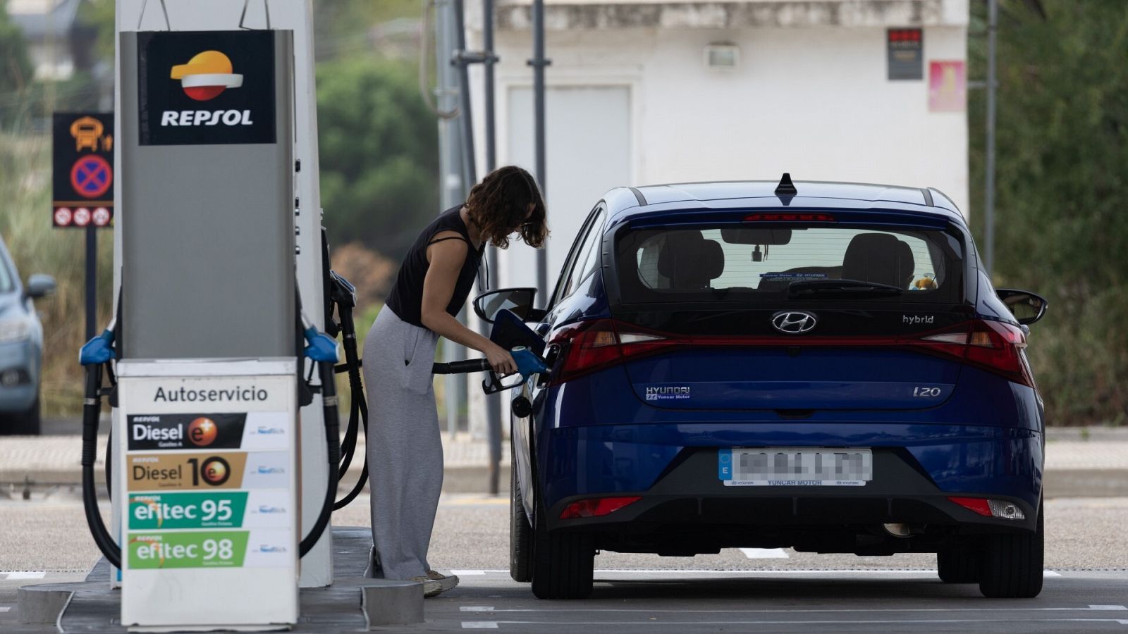 La gasolina cae un 1% y el diesel marca su mínimo del año