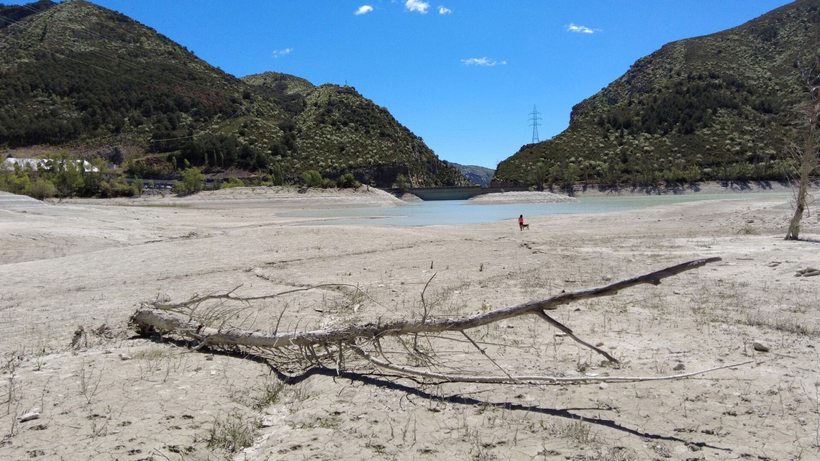 Los estragos de la sequía se dejan ver en el pantano de Arguis, en Huesca, donde a penas queda agua