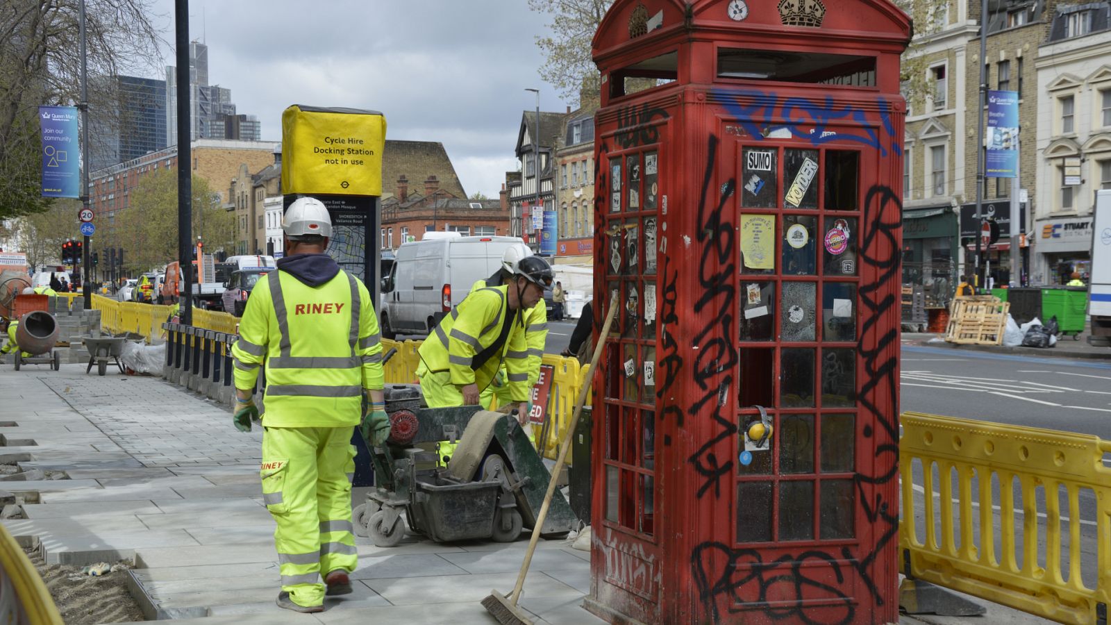 Unos obreros trabajan en una calle del barrio londinense de Tower Hamlets