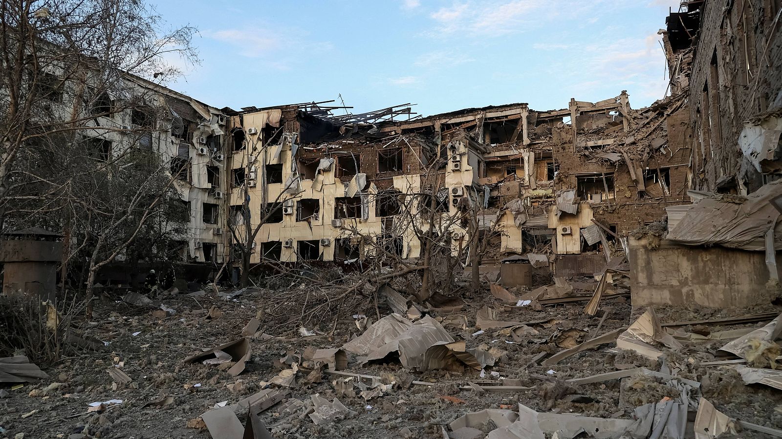 Un edificio destrozado tras un bombardeo.