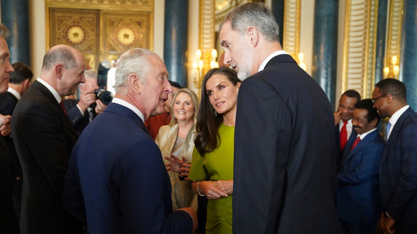 Carlos III habla con el rey Felipe VI y la reina Letizia durante la recepción