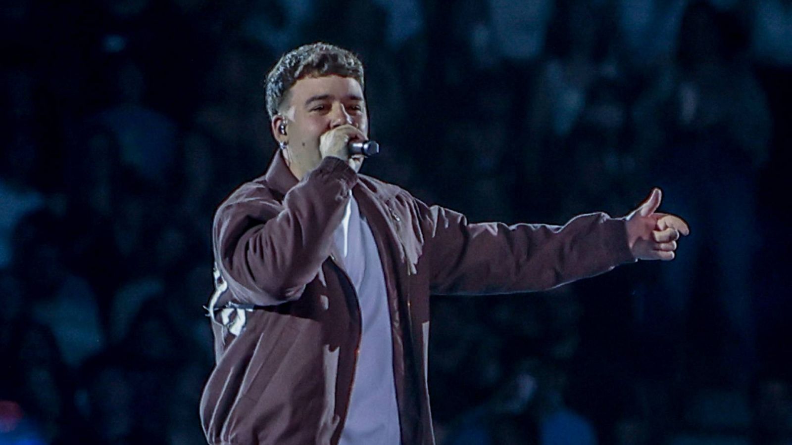 El cantante Quevedo durante su actuación el 5 de mayo de 2023 en el Wizink Center de Madrid.