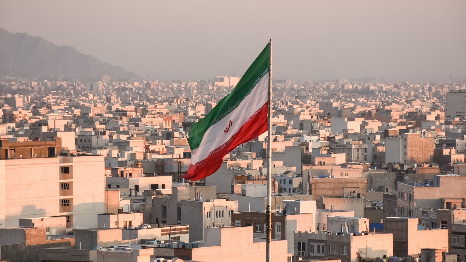 Bandera de Irán hondeando sobre Teherán