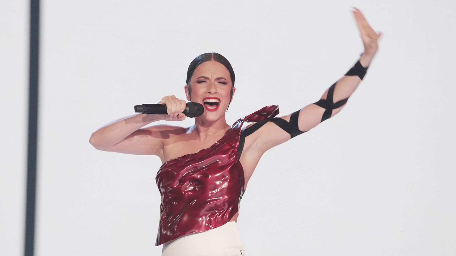 Blanca Paloma canta "Eaea" sobre el escenario del M&S Bank Arena de Liverpool