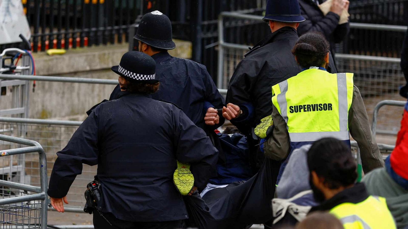 La policía detiene a un manifestante el día de la ceremonia de coronación de los reyes británicos Carlos y Camilla