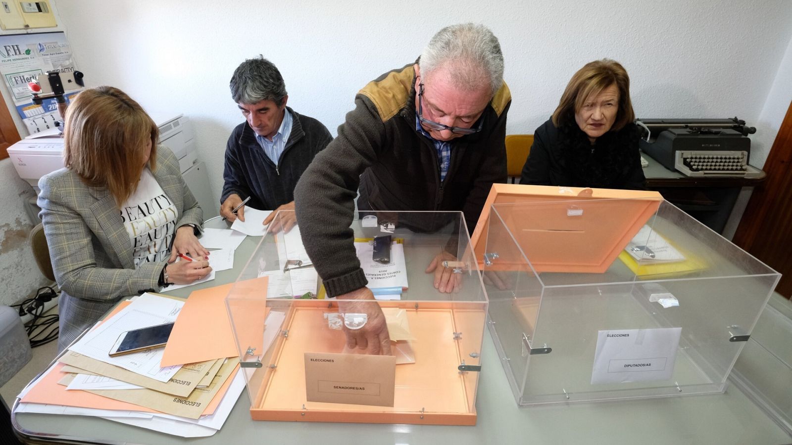 Recuento de votos en Villarroya (La Rioja), en las últimas elecciones generales