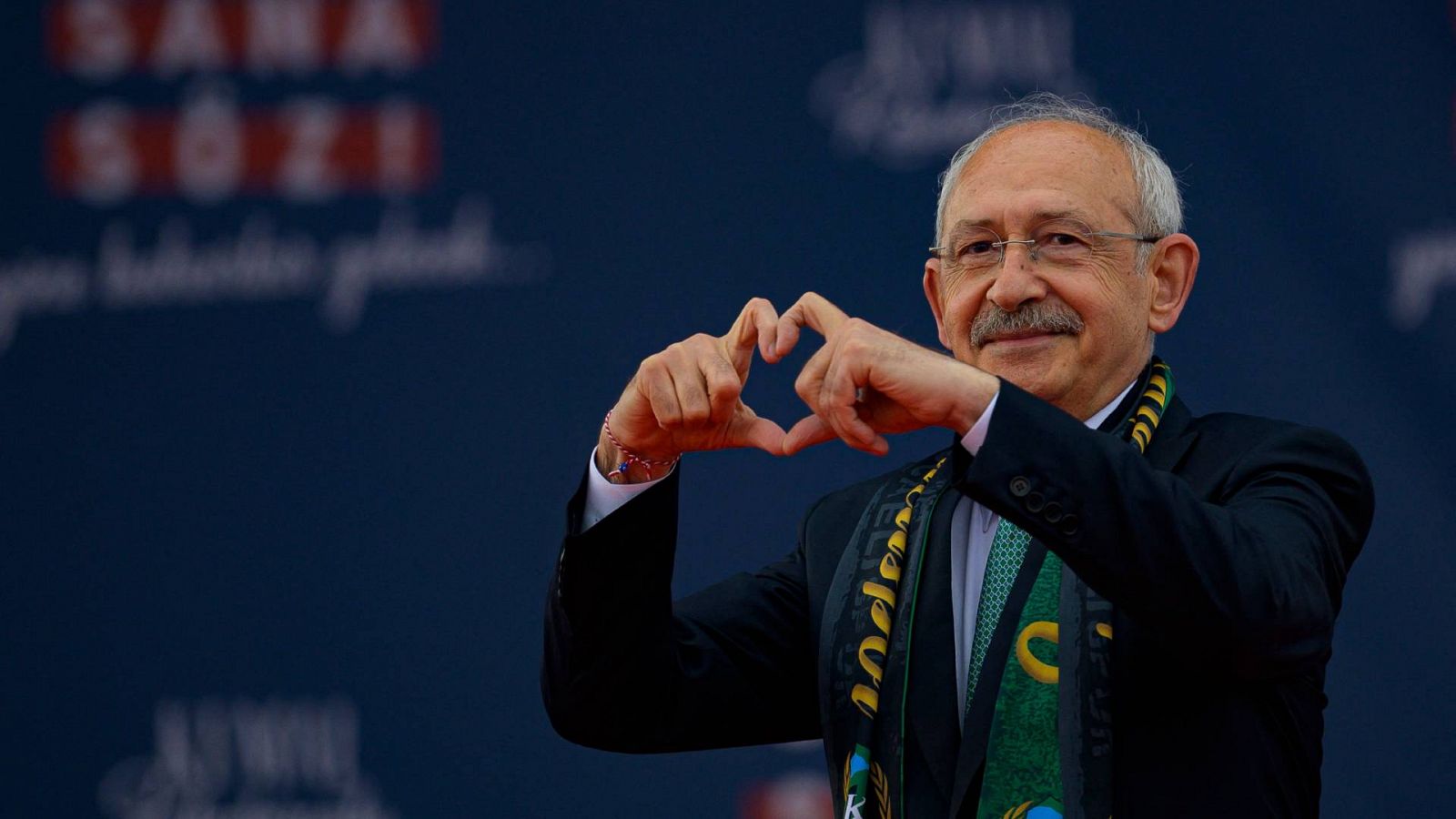 El presidente del Partido Republicano Popular (CHP) de Turquía, y candidato presidencial, Kemal Kilicdaroglu, durante un mitijn en Kocaeli. Foto: Yasin AKGUL / AFP