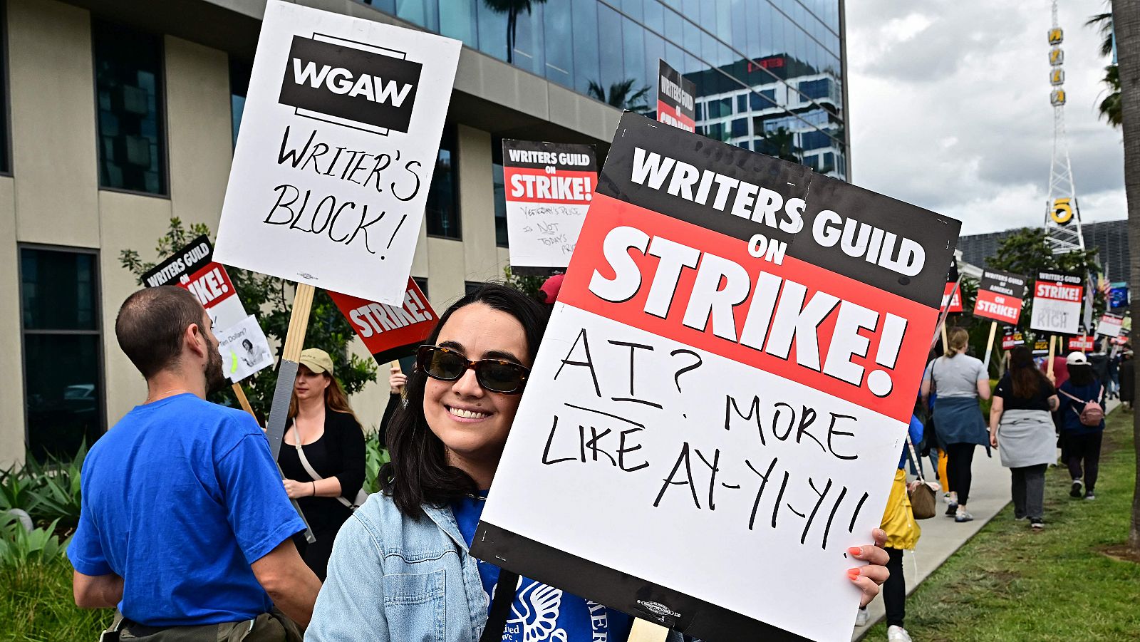 Una guionista porta una pancarta contra el uso de la inteligencia artificial frente a la sede de Netflix en Hollywood durante la huelga de guionistas en EE.UU.
