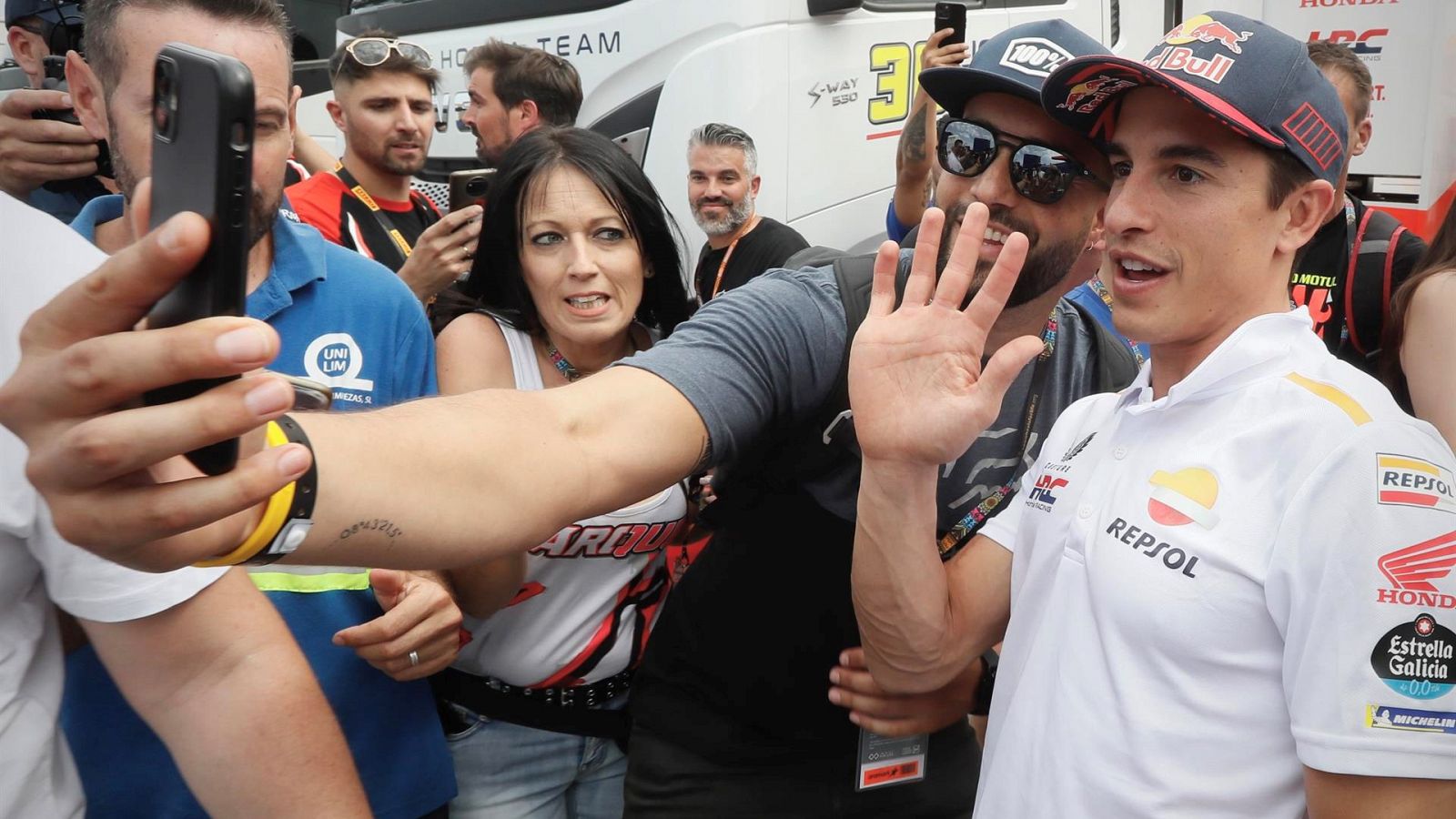GP de Francia de MotoGP: Marc Márquez, saludando a aficionados en Jerez