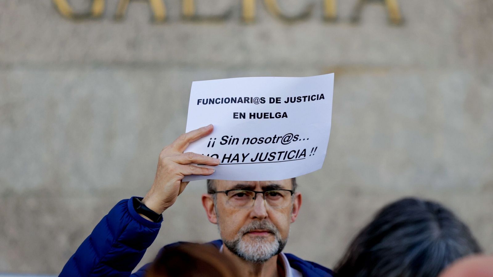 Concentración de los funcionarios de la Administración de Justicia ante la Delegación del Gobierno en Galicia