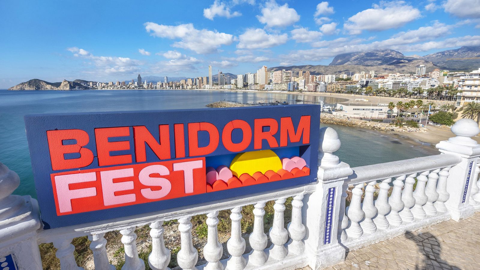 Imagen promocional del Benidorm Fest con la ciudad de Benidorm de fondo