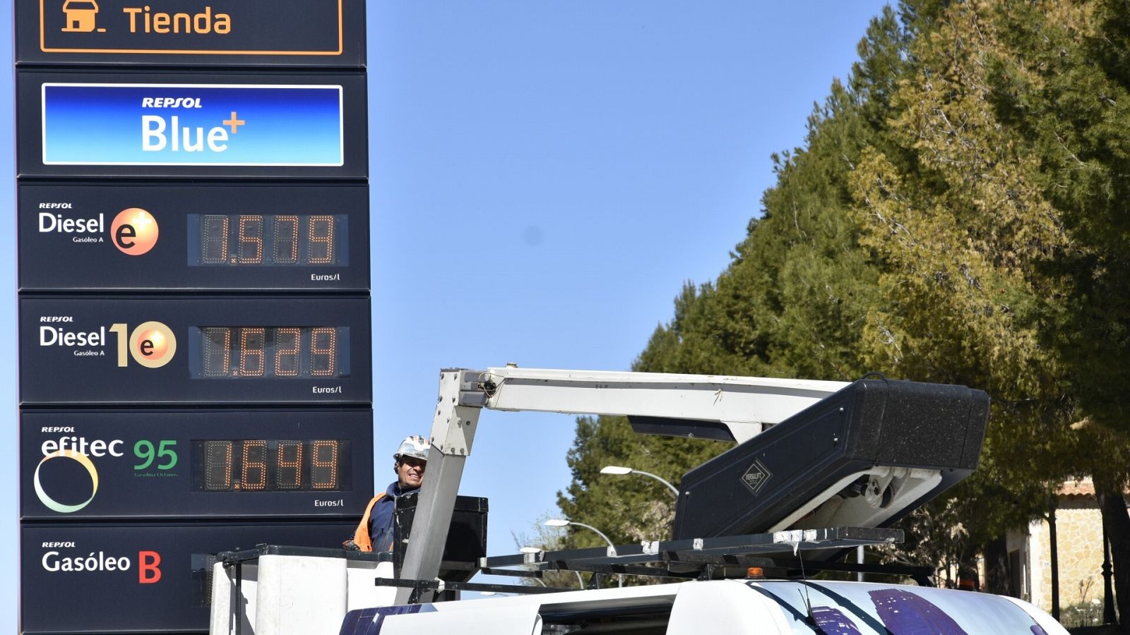 El diésel marca un nuevo mínimo anual y la gasolina baja tres céntimos esta semana