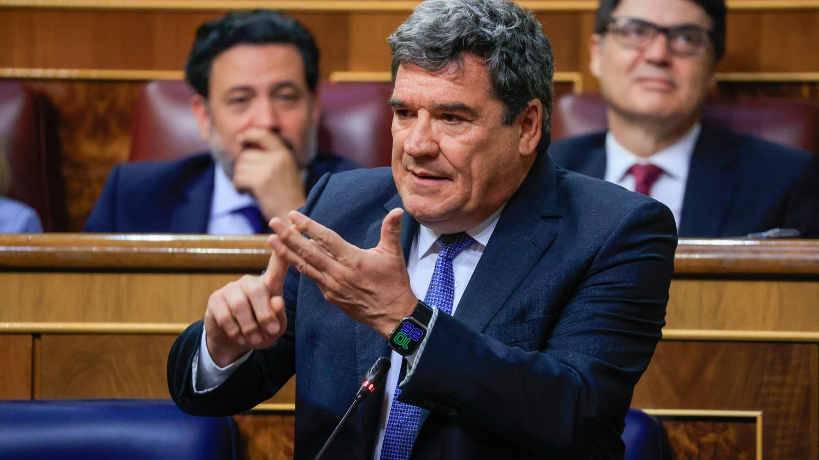 El ministro de Inclusión, Seguridad Social y Migraciones de España, José Luis Escrivá, interviene durante una sesión de control en el mes de abril.