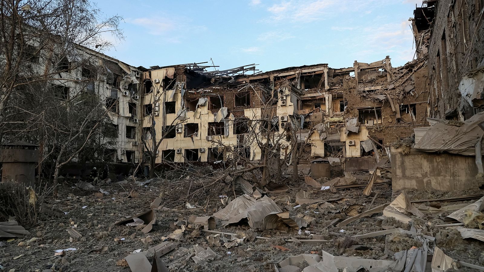Un edificio gravemente dañado por el impacto de un misil ruso en Kramatorsk