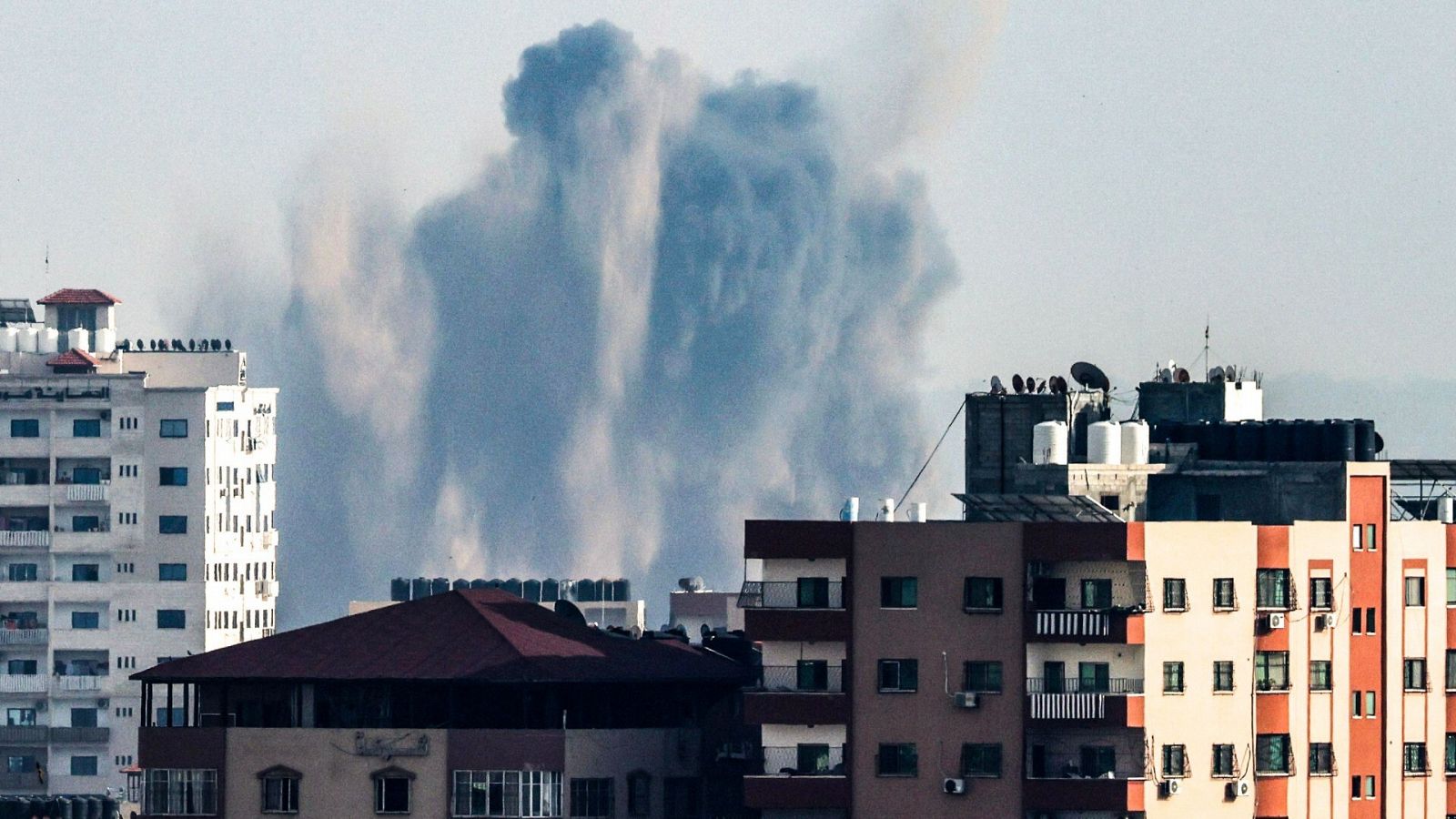 El humo se ve sobre los edificios en la ciudad de Gaza durante un ataque aéreo israelí