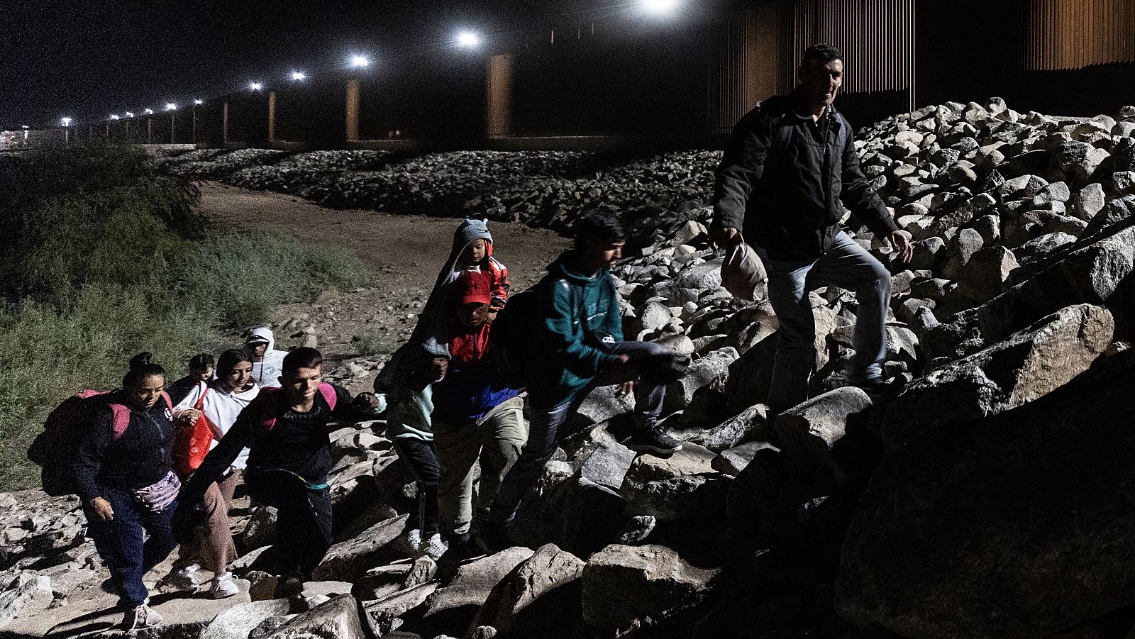 Miles de migrantes se agolpan en la frontera de México con EE.UU.