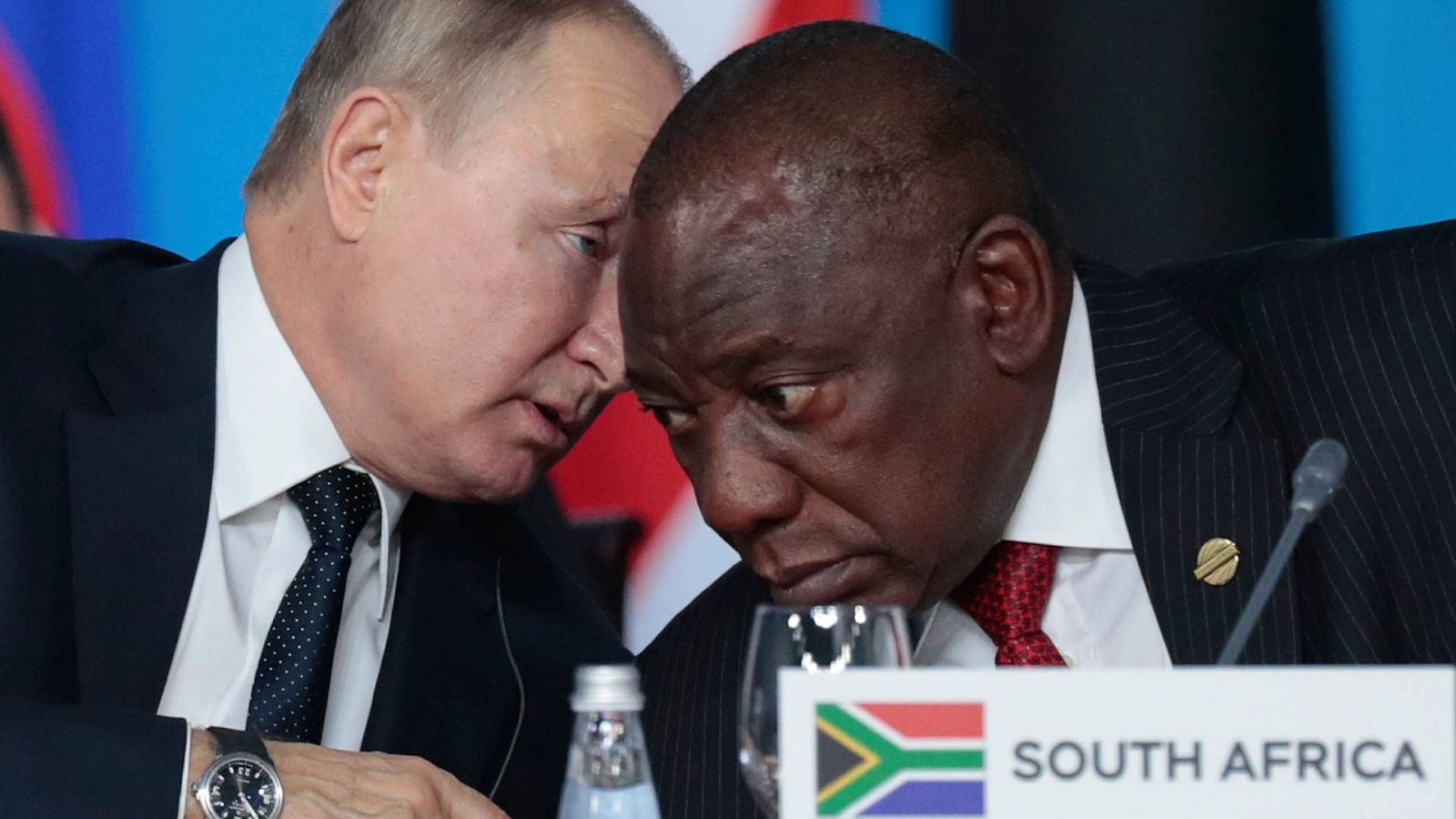 Imagen de archivo del presidente de Sudáfrica, Cyril Ramaphosa, junto a su homólogo ruso, Vladímir Putin.