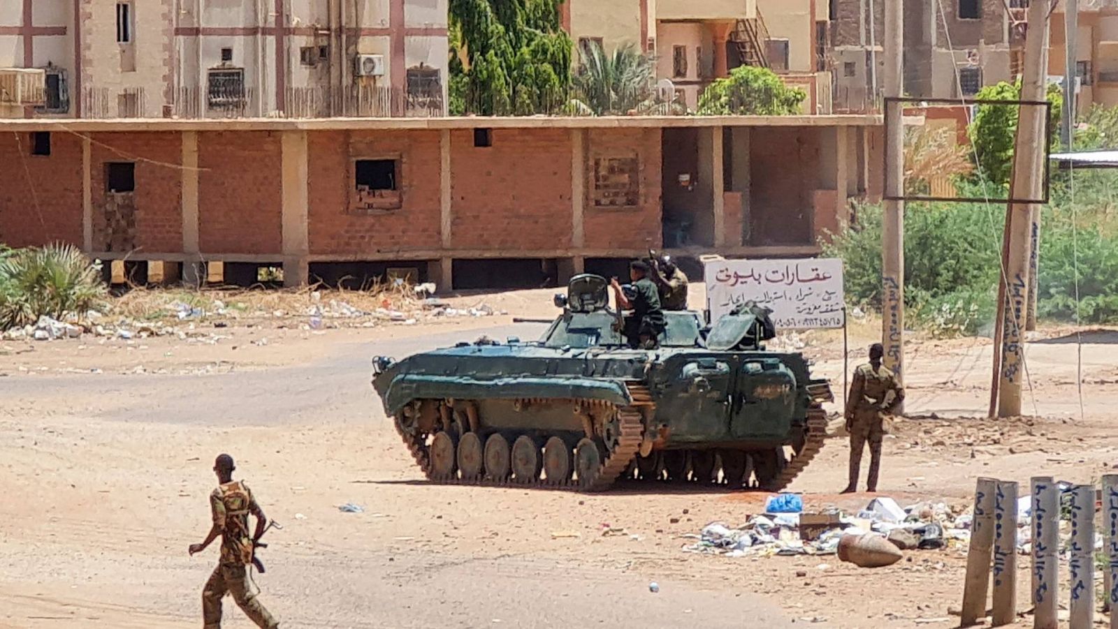 Soldados del ejército sudanés en una calle de Jartum.