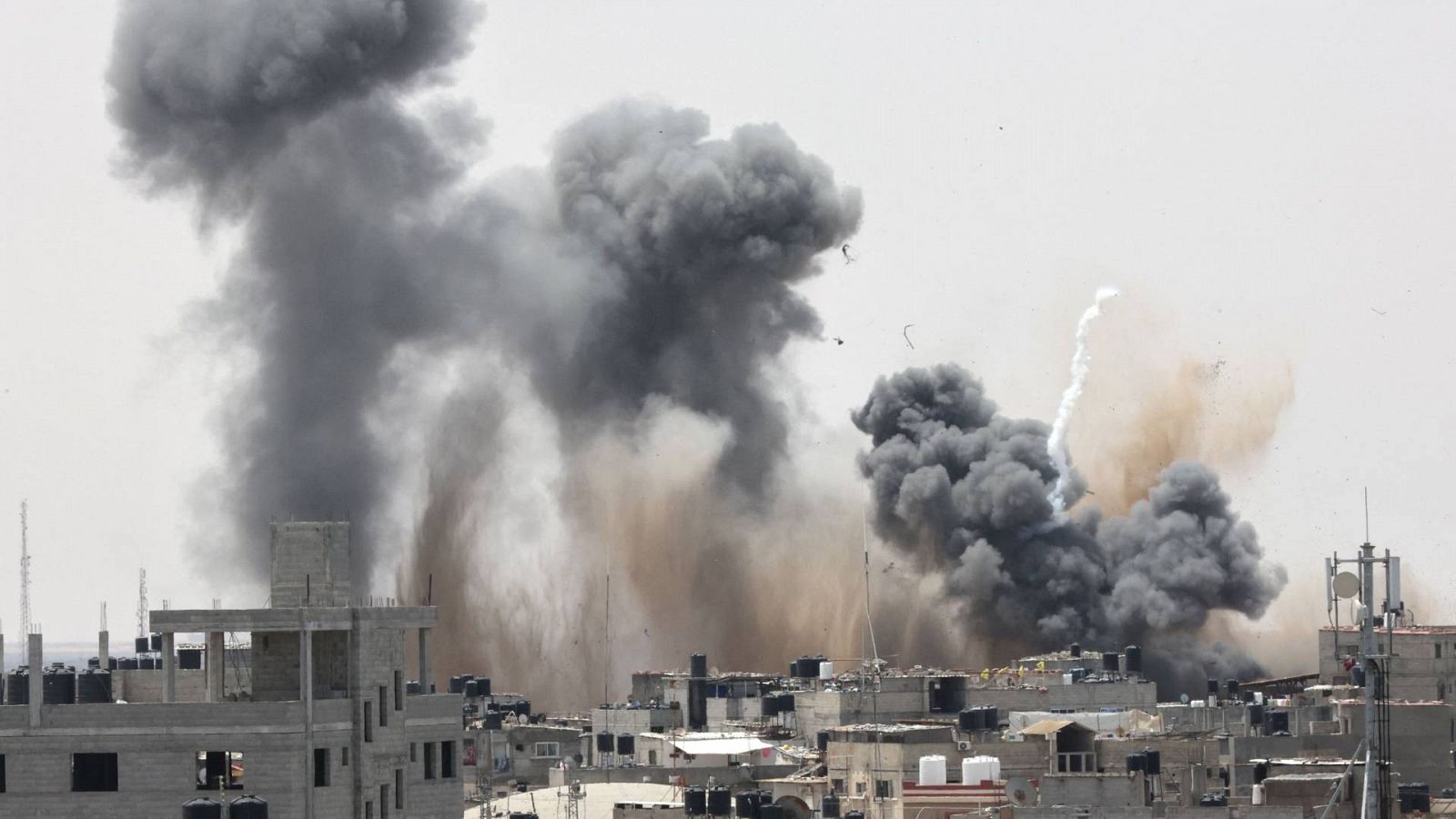 Humo sobre la localidad de Rafah, en el sur de Gaza, este viernes, 12 de mayo. Foto: SAID KHATIB / AFP