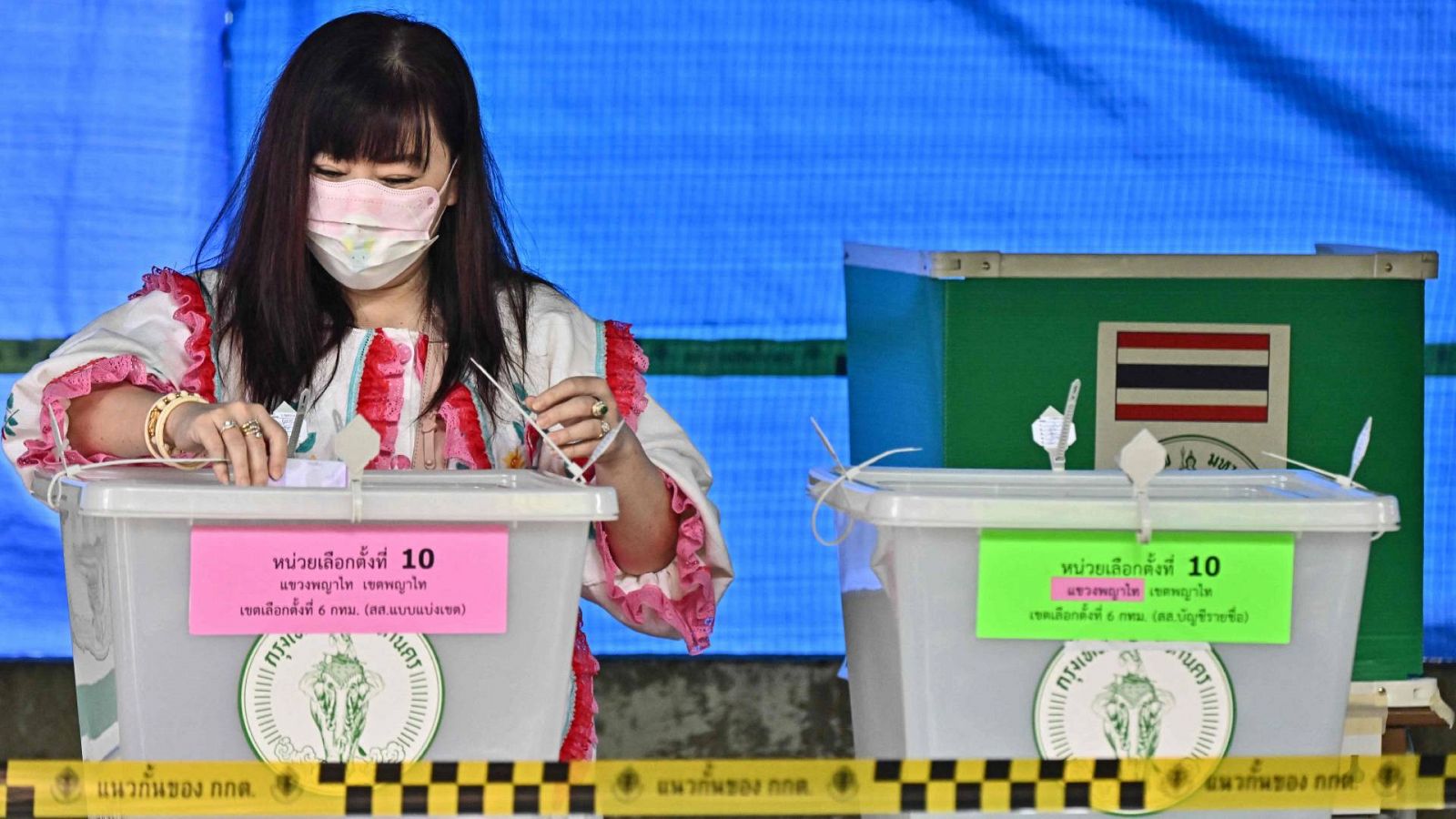 Una mujer votando en un colegio electoral de Bangkok, Tailandia.