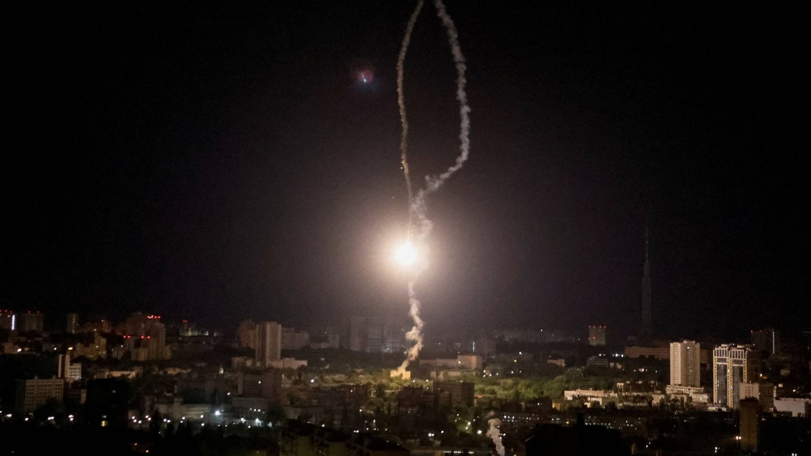 Un misil sobre el cielo de Kiev, Ucrania, este martes, 16 de mayo. REUTERS/Gleb Garanich 