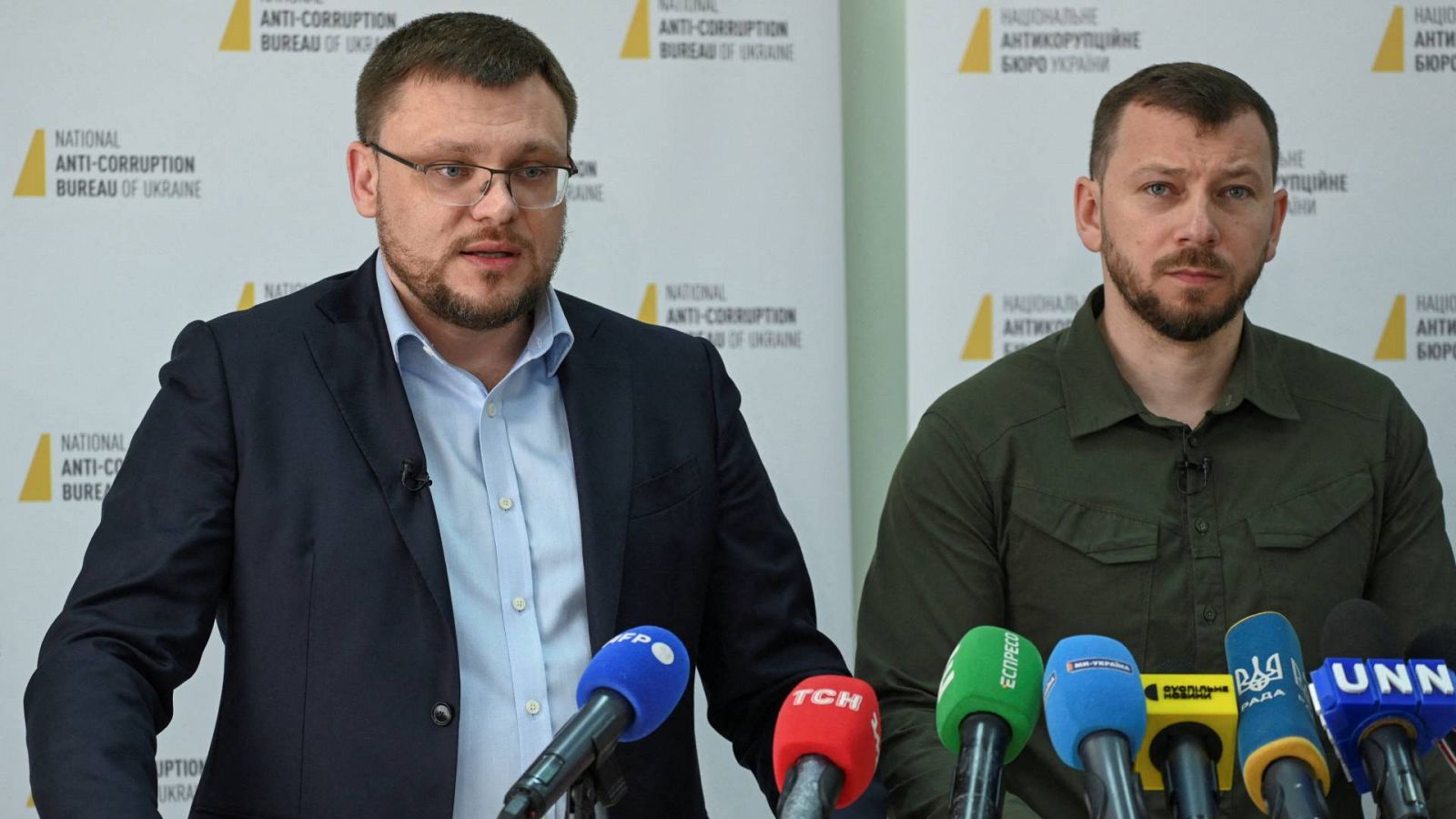 El director de la Oficina Nacional Anti-Corrupción, Semen Krivonos, y el director de la Fiscalía Anticorrupción, Oleksandr Klimenko, durante la rueda de prensa en Kiev, el 16 de mayo. REUTERS/Viacheslav Ratynskyi