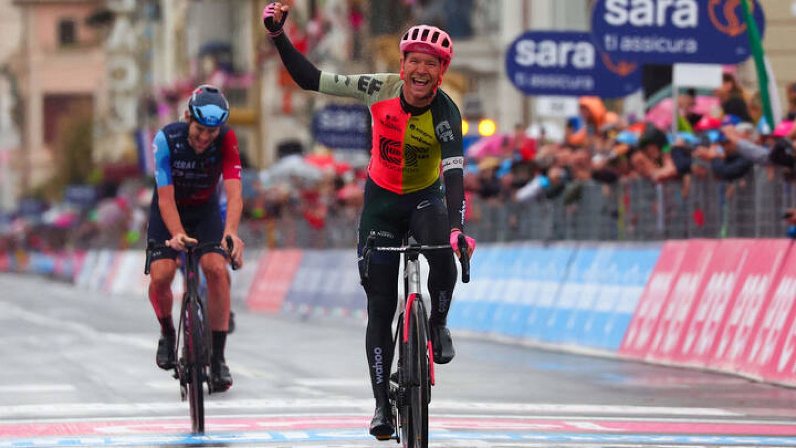 Magnus Cort celebra el triunfo en la décima etapa del Giro.
