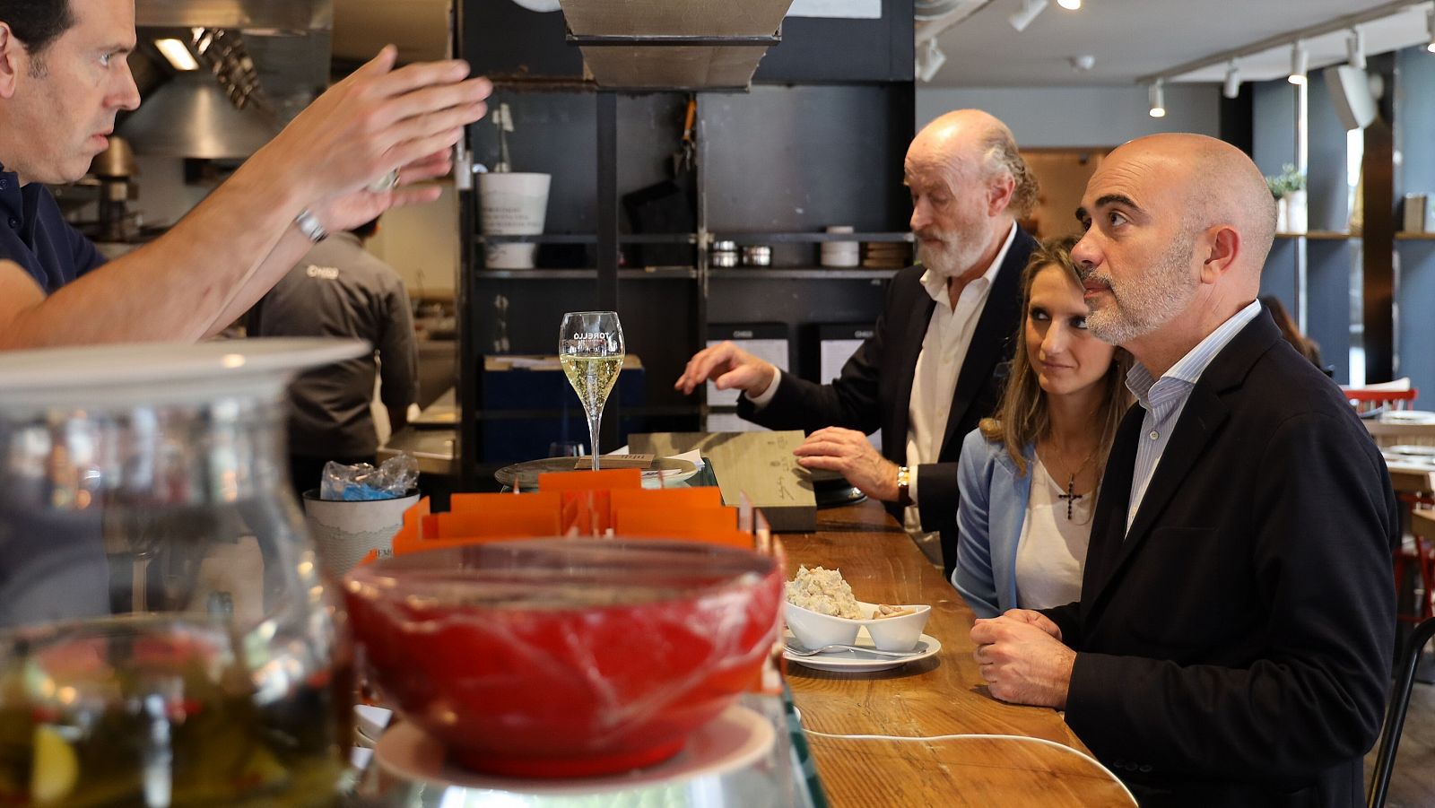 El candidat del PP a Barcelona, Daniel Sirera, visita un bar a Sarrià