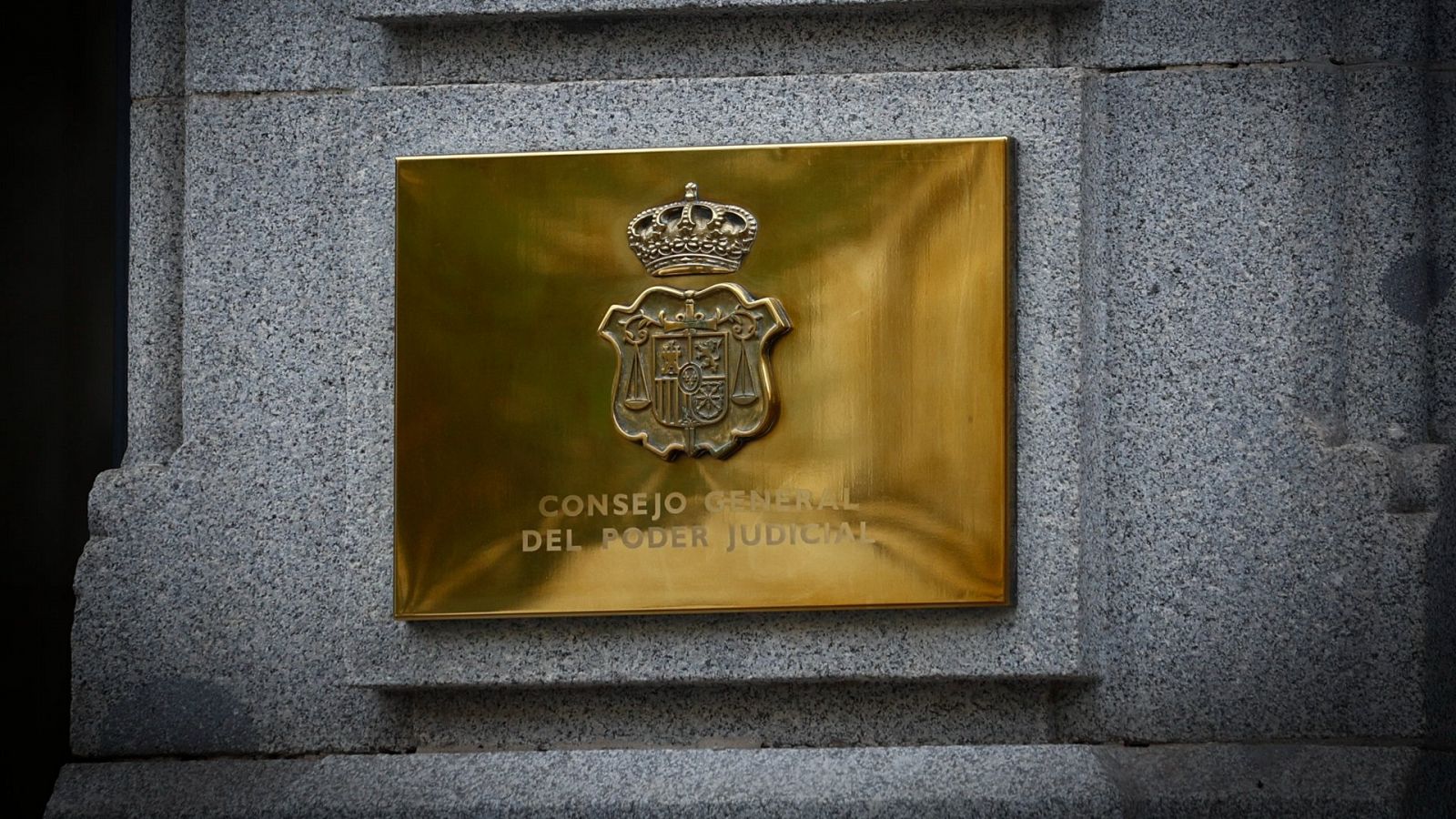 Imagen de la placa dorada de la fachada de la sede del Consejo General del Poder Judicial