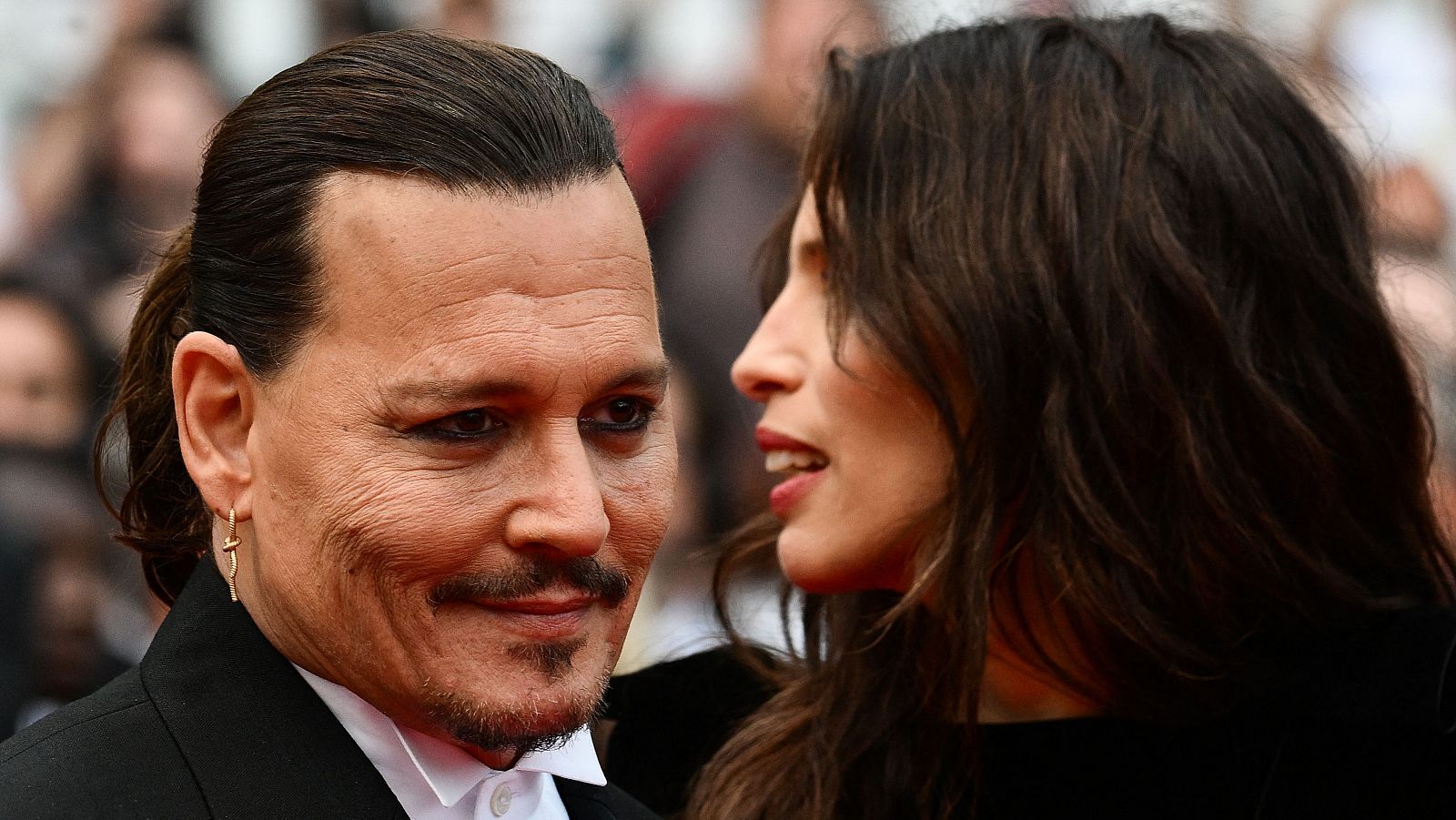 Johnny Depp y Maïwenn en la alfombra roja inaugural del Festival de Cannes.