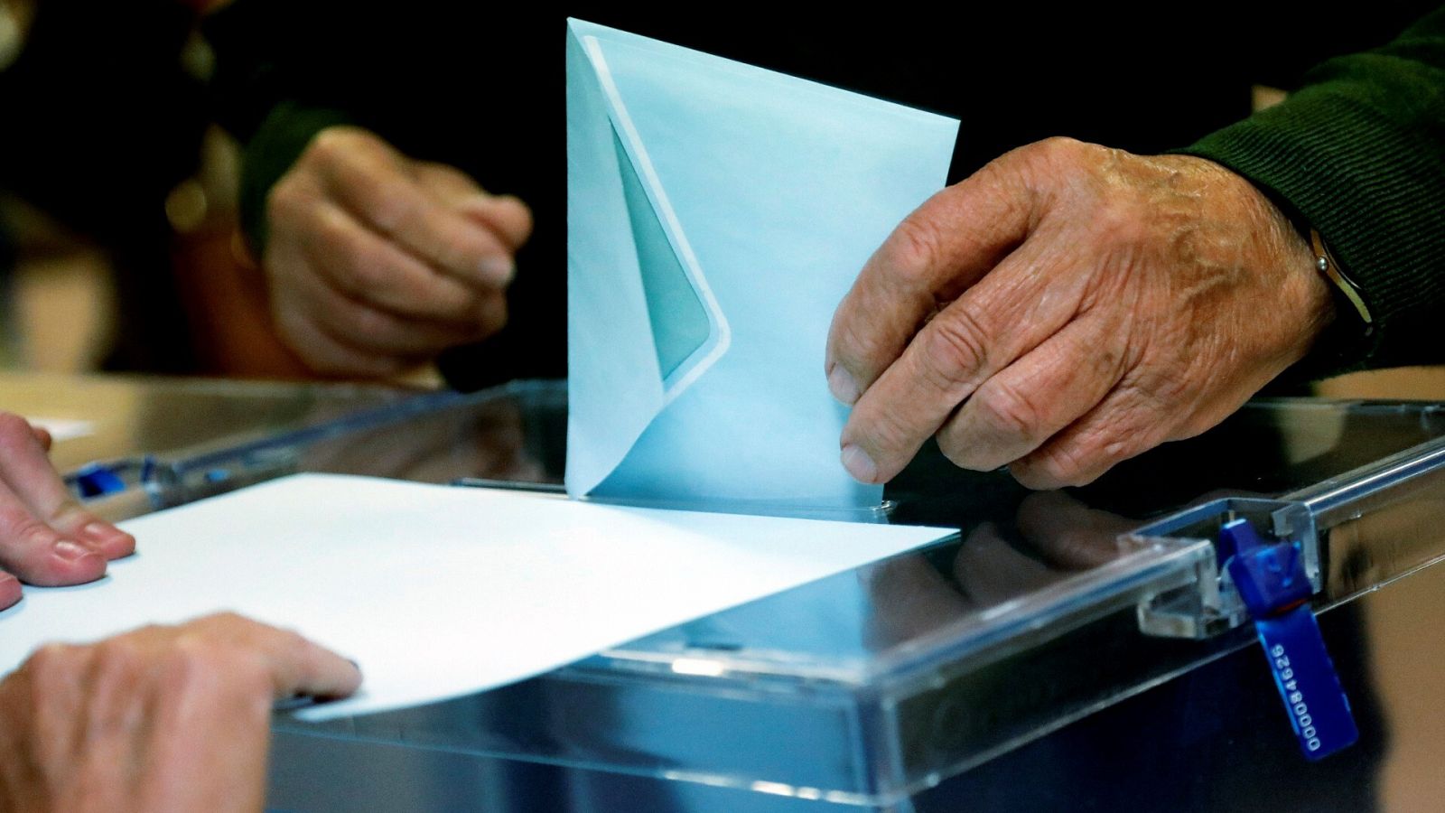 Un ciudadano deposita su voto en una urna para las elecciones europeas