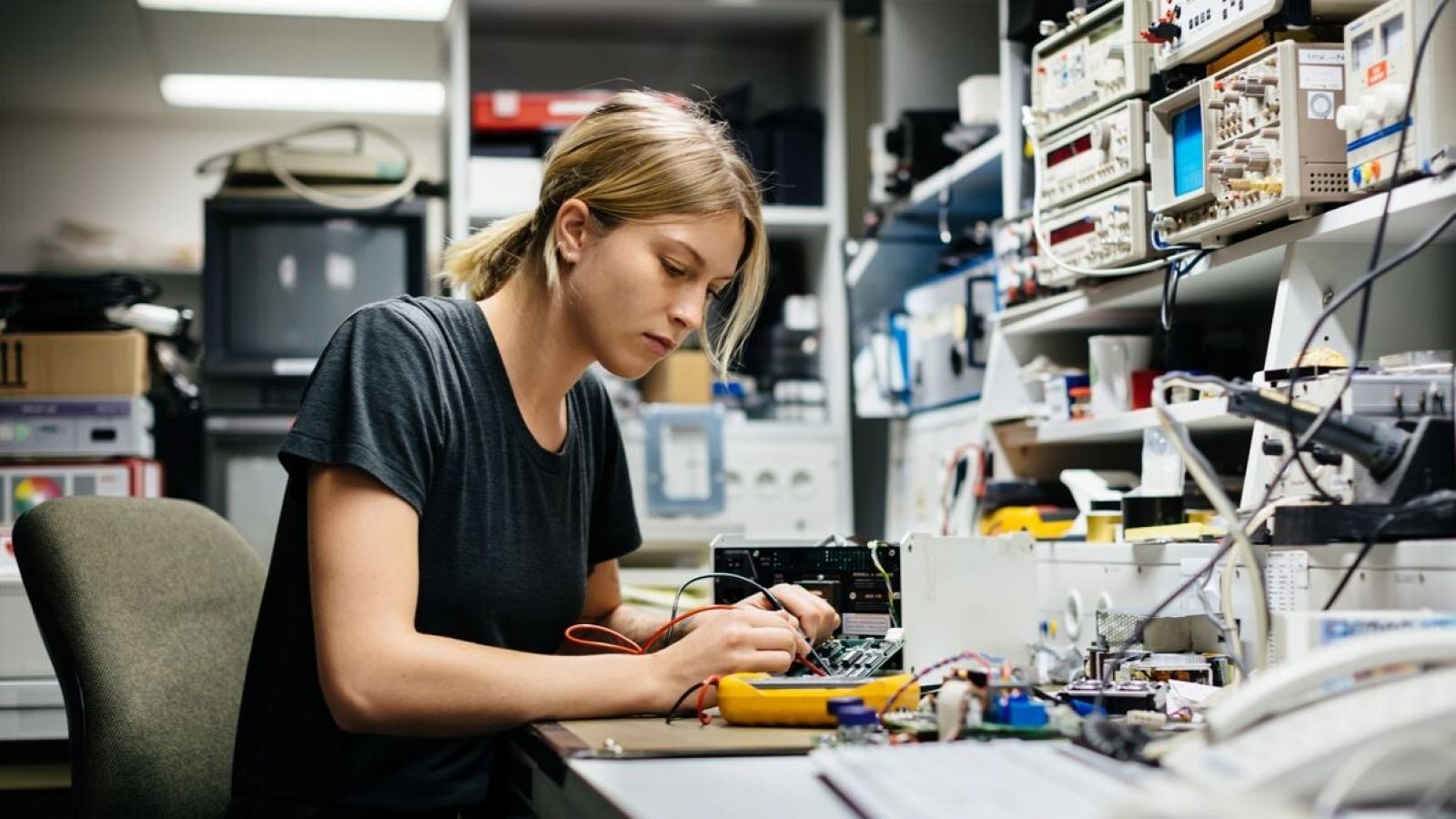 Una joven ingeniera trabaja en un taller