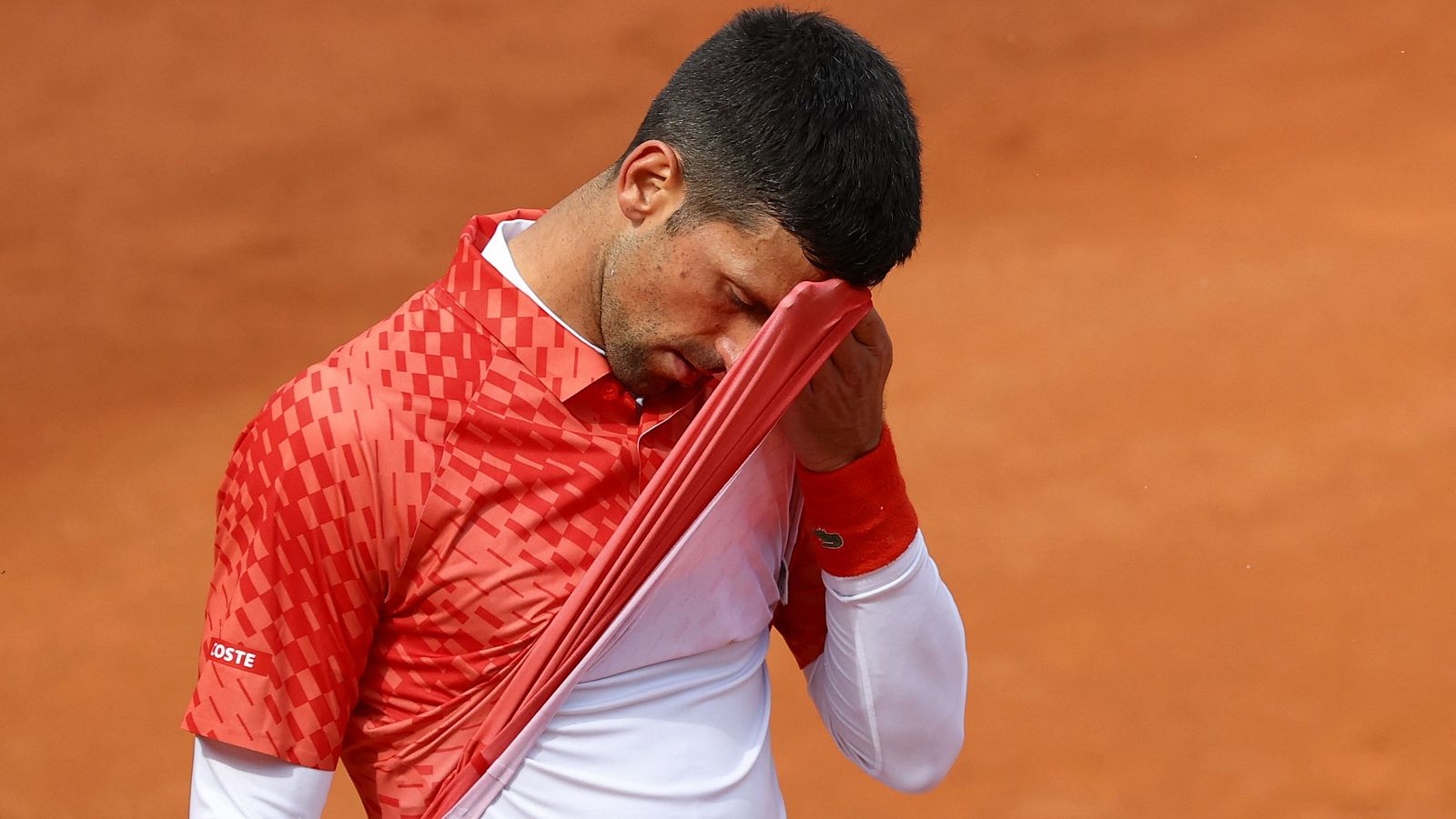 Djokovic se la pega ante Rune en Roma