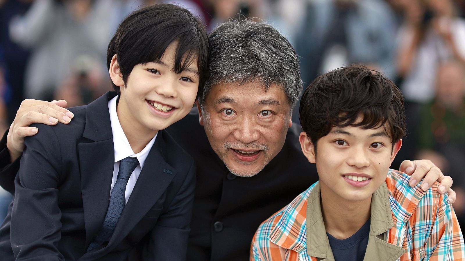 Hirokazu Kore-eda  junto a los actores de 'Monster' Hinata Hiiragi (izquierda) y Soya Kurokawa (derecha)attend the photocall for 'Kaibutsu (Monster).