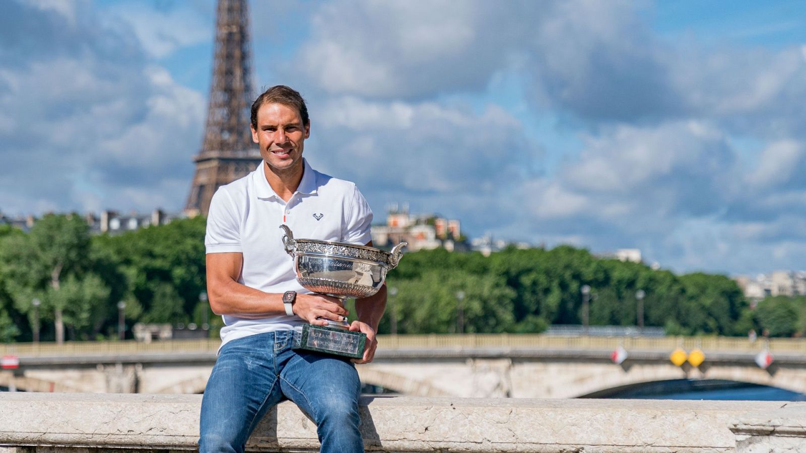 Rafa Nadal y Roland Garros: el tenista con el trofeo