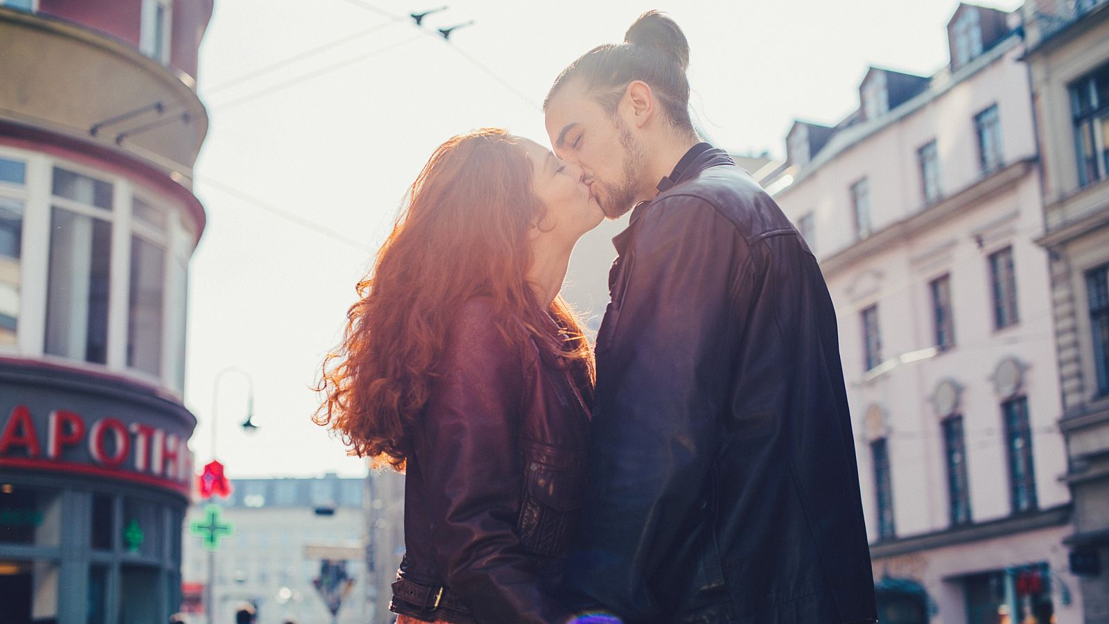 Una pareja besándose en una ciudad