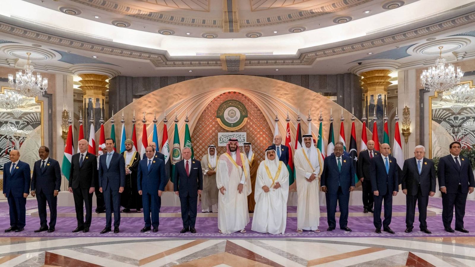 El presidente sirio posa junto a los líderes árabes en una foto grupal, durante la Cumbre Árabe en Jeddah