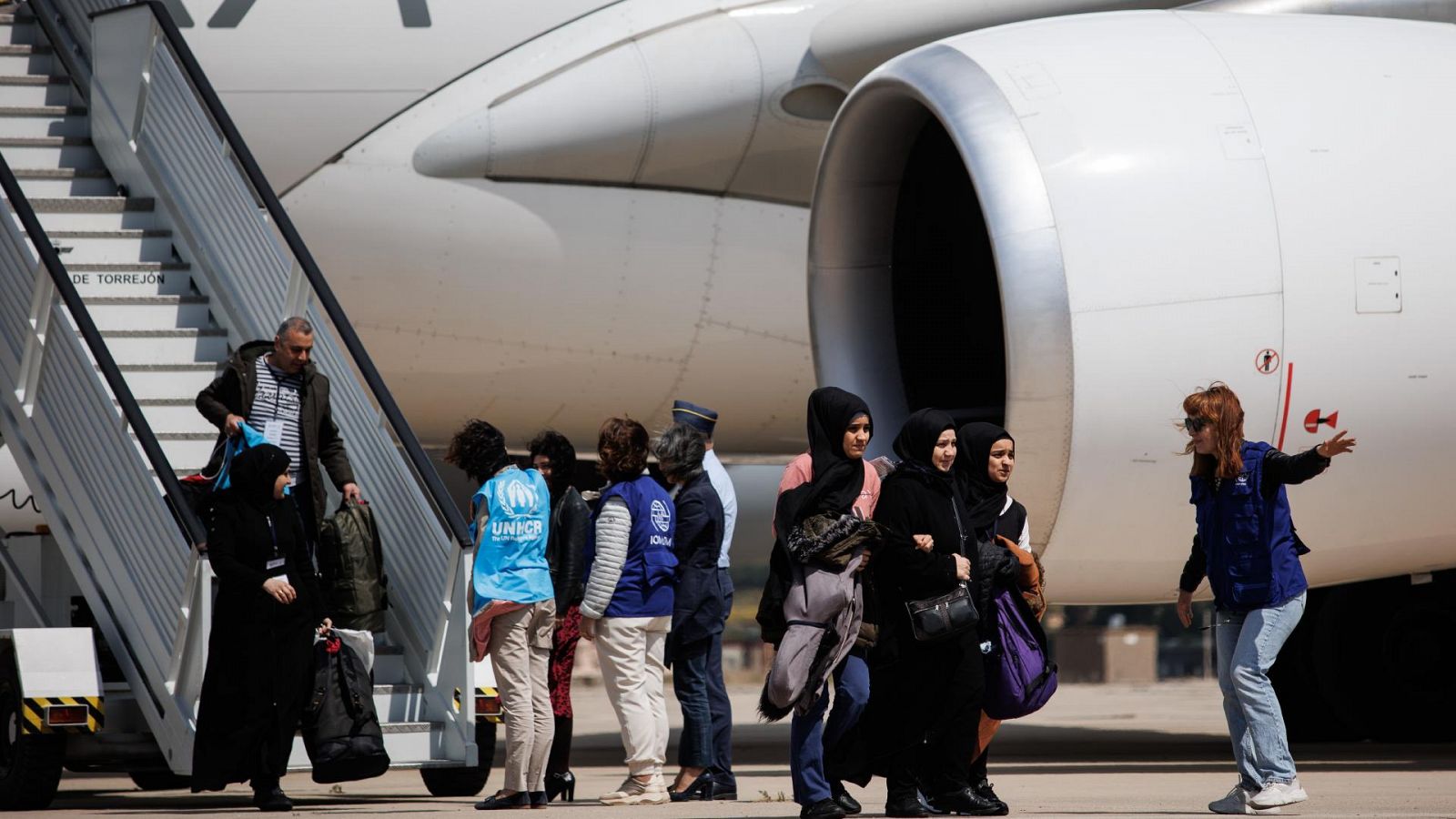 Varias personas procedentes de Siria a su llegada a la base aérea de Torrejón de Ardoz