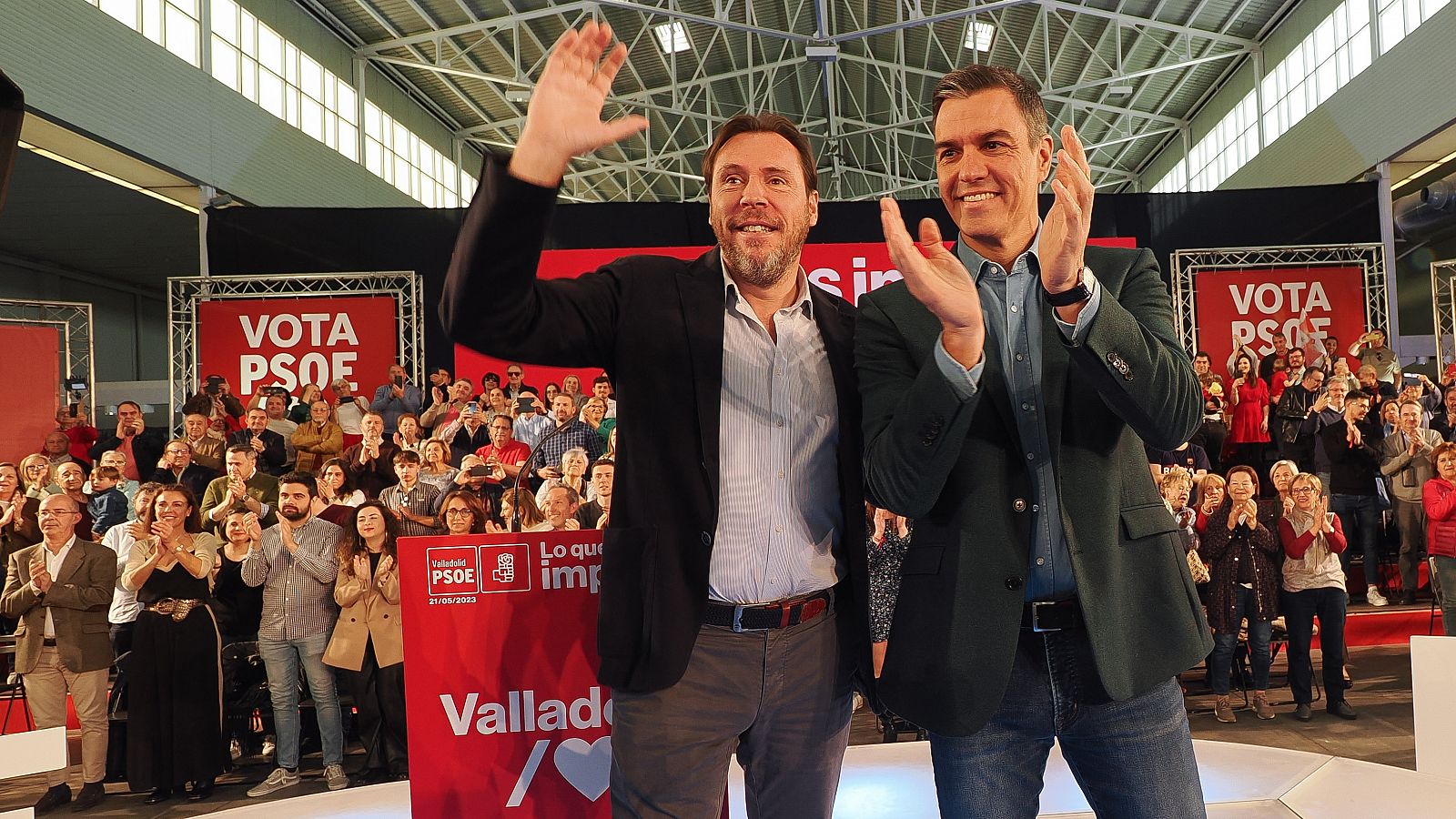 Sánchez arropa al alcalde de Valladolid y candidato socialista a la reelección, Óscar Puente, durante un mitin este domingo