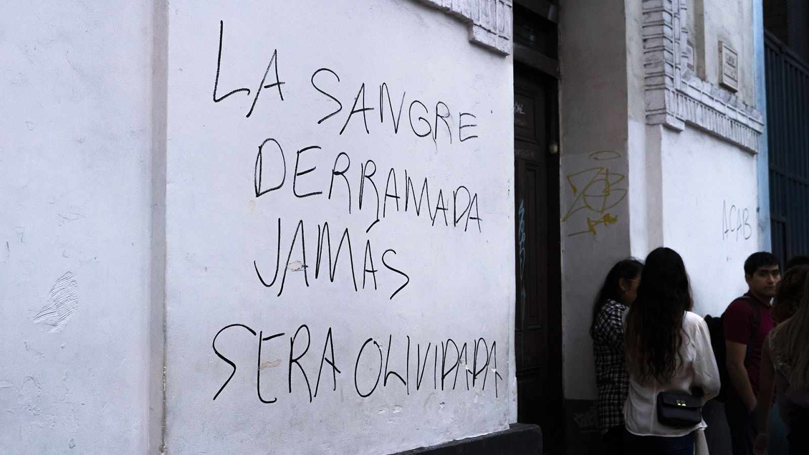 Reivindicación referida a las víctimas de las protestas en una pared del distrito de Barranco, en Lima