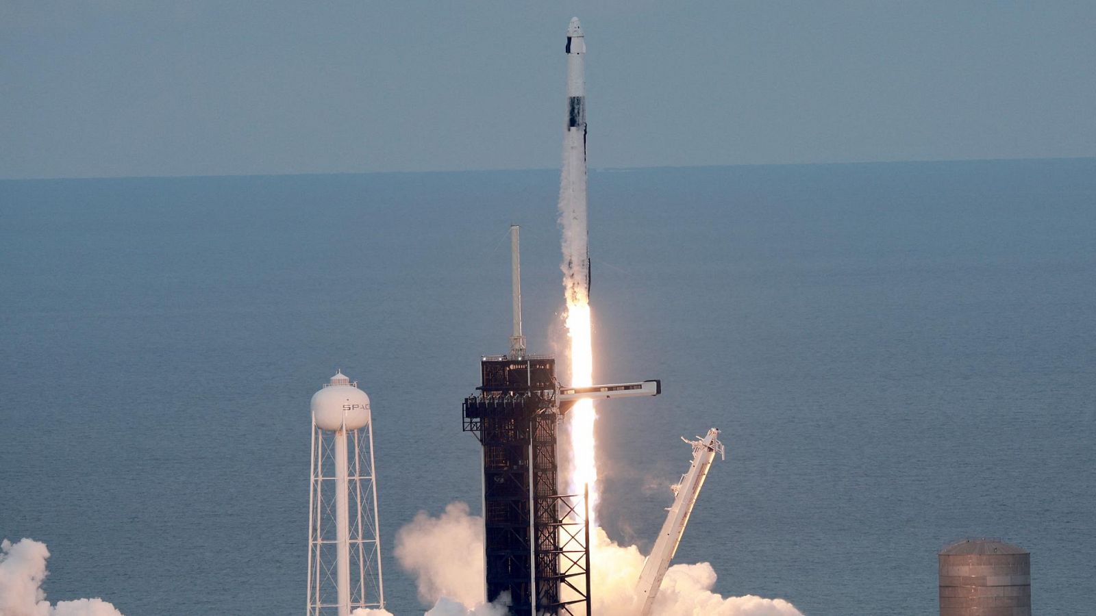 Misión Ax-2: el cohete Falcon 9 de SpaceX con la nave espacial Crew Dragon despega del Centro Espacial Kennedy en Cabo Cañaveral, Florida.