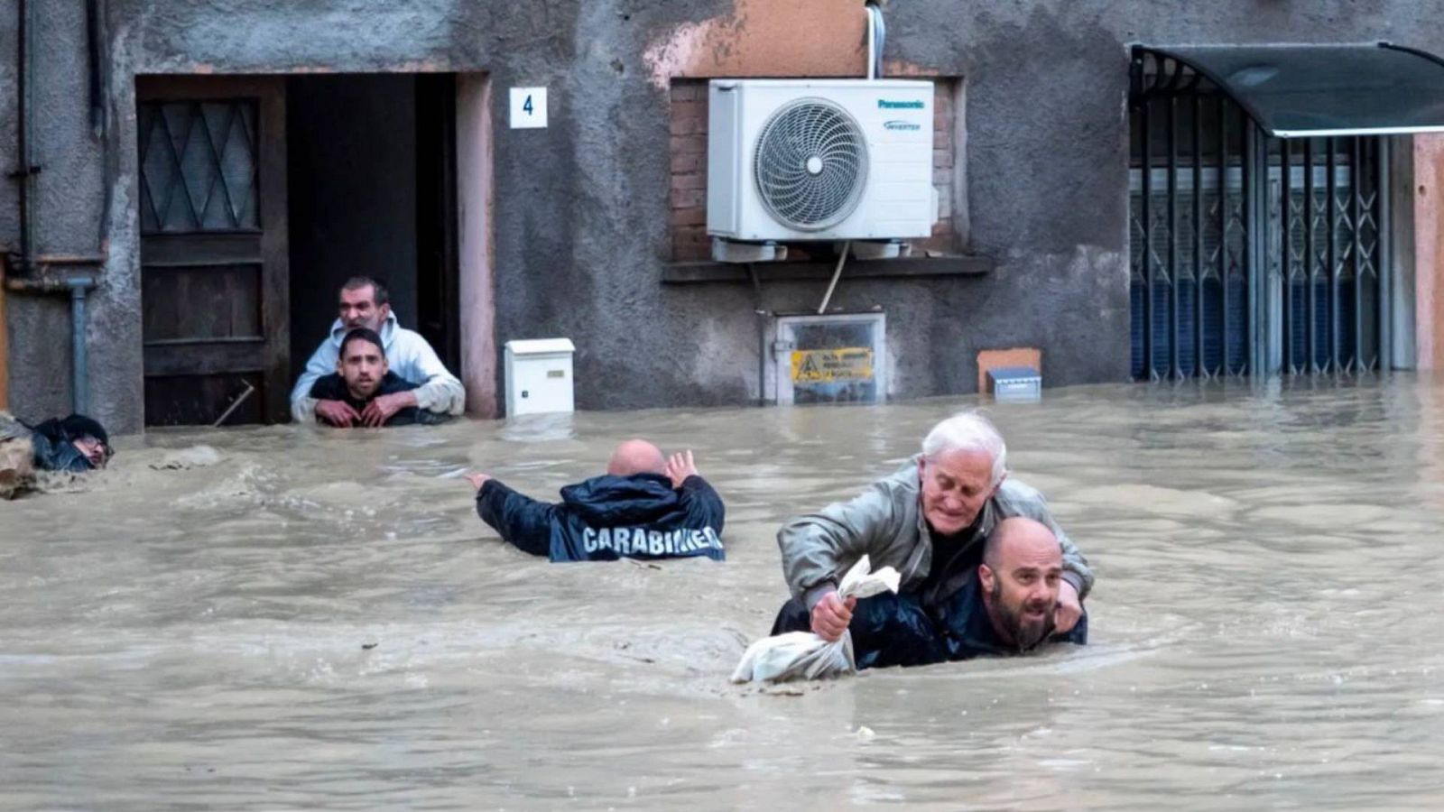 Miembros de la gendarmería de Italia ayudan a personas afectadas por las inundaciones en la región de Emilia-Romagna