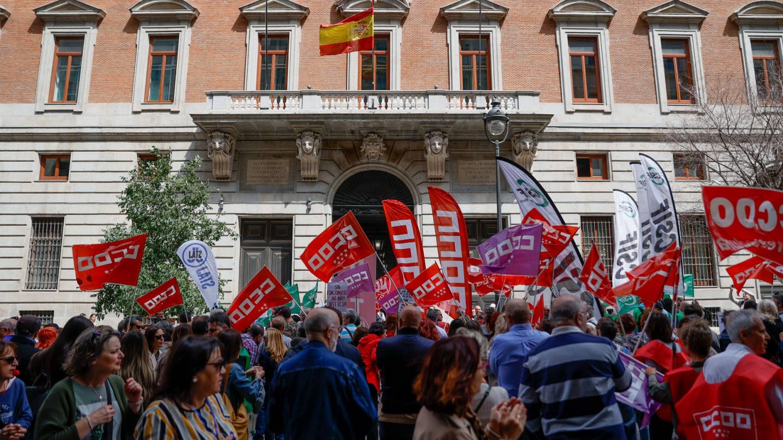 Protesta de funcionarios de justicia en el primer día de huelga indefinida, este lunes, frente al Ministerio de Hacienda en Madrid