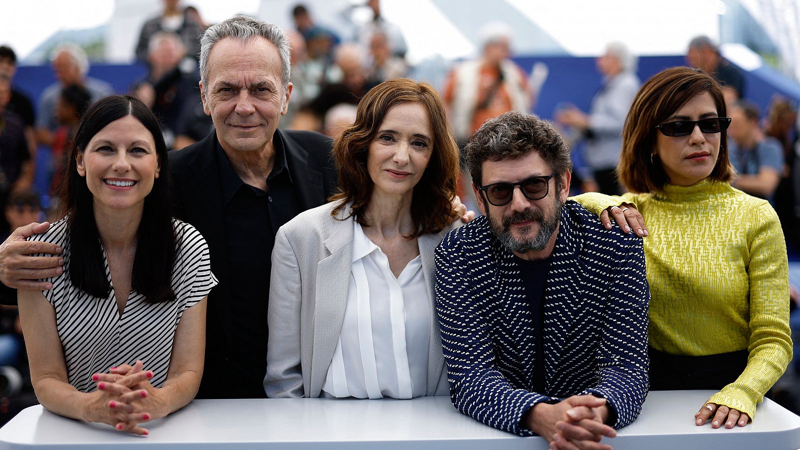 Helena Miquel, Jose Coronado, Ana Torrent, Manolo Solo y Maria Leon, en la presentación de 'Cerrar los ojos' en Cannes.