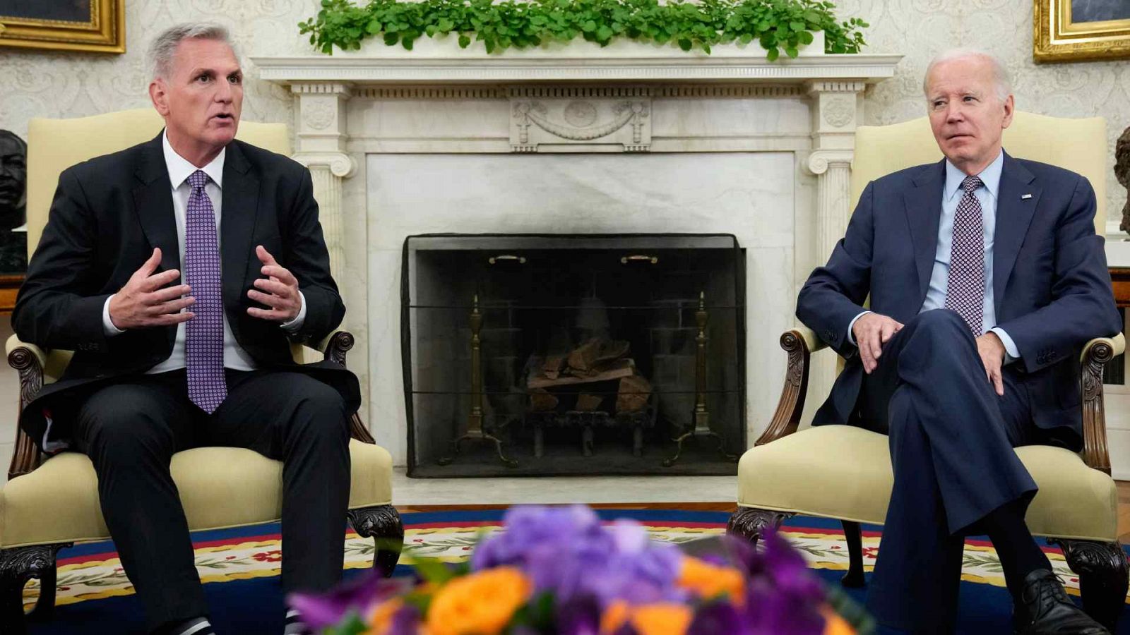 El presidente de la Cámara de Representantes, Kevin McCarthy, se reúne con el presidente de EE.UU., Joe Biden, para hablar sobre el techo de la deuda en el Despacho Oval de la Casa Blanca.