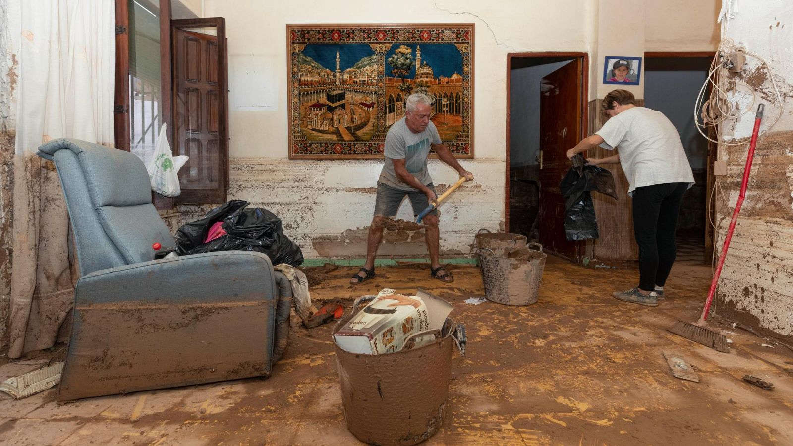 Vecinos de la pedanía murciana de Javalí Viejo, limpian el lodo de su vivienda tras las intensas lluvias en septiembre de 2022