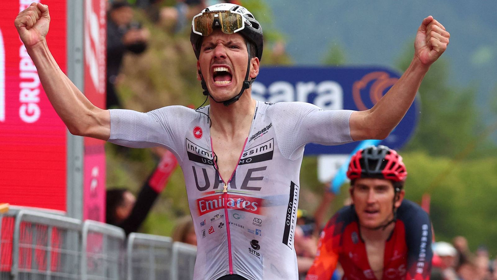 Joao Almeida levanta los brazos para celebrar la victoria en la etapa del Giro por delante de Geraint Thomas