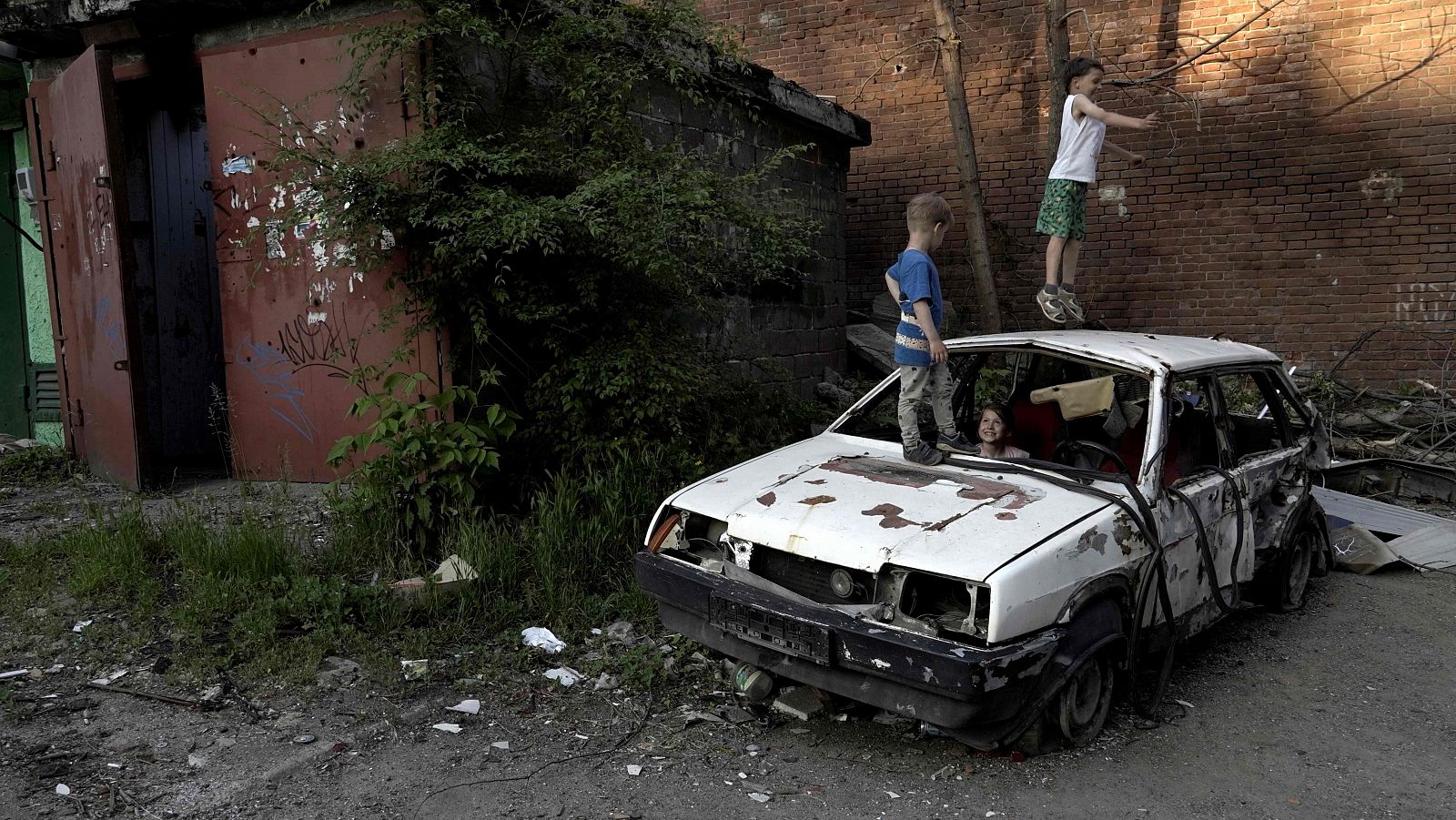 Unos niños juegan entre los escombros de la ciudad ucraniana de Mariúpol 