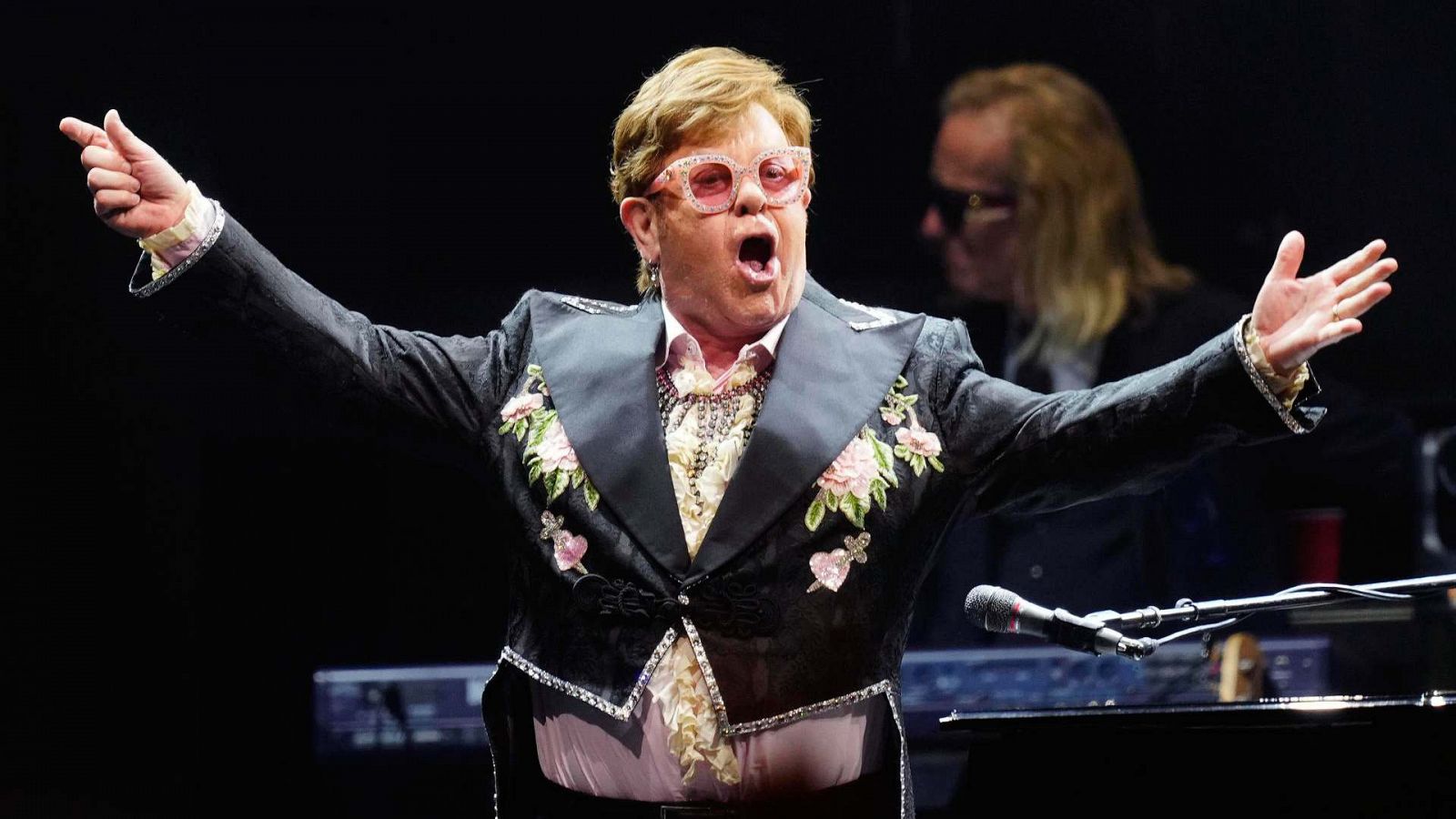 El cantante británico Elton John ofrece un concierto en el Palau Sant Jordi de Barcelona.